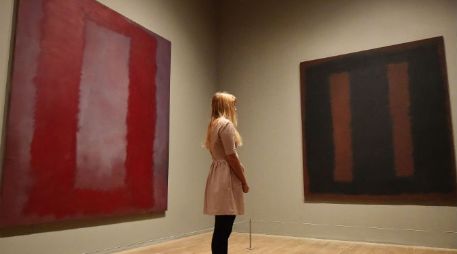 El restaurado 'Negro sobre marrón' cuelga junto a otros murales de Rothko como parte de la colección permanente del museo. AFP /