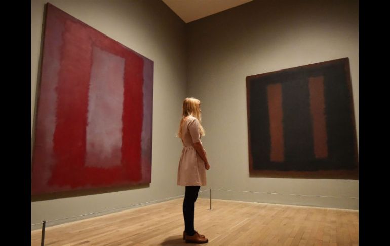 El restaurado 'Negro sobre marrón' cuelga junto a otros murales de Rothko como parte de la colección permanente del museo. AFP /