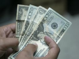 El tipo de cambio para solventar obligaciones en moneda extranjera pagaderas en el país es de 12.9234 pesos. ARCHIVO /