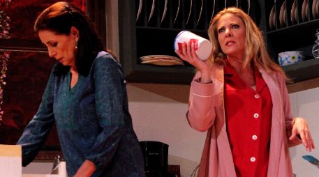 Andrea Noli y Helena Rojo durante la presentación de la obra 'Cuentas muertas'. NTX /