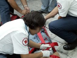 Los albañiles lesionados fueron atendidos por paramédicos municipales. ARCHIVO /