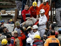 Mineros que no estuvieron presentes en el accidente también apoyan en el rescate de sus compañeros. EFE /