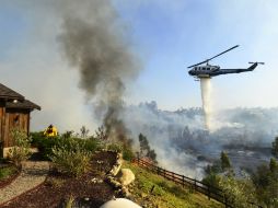 El siniestro es combatido por alrededor de 400 bomberos con ayuda de helicópteros tanque y dos aviones cisterna. EFE /