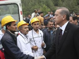 El primer ministro turco, Erdogan (d) visitó el lugar donde ayer hubo una explosión en una mina de carbón. EFE /