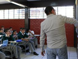 El IMCO detalla que el maestro promedio en México gana 25 mil 153 pesos al mes. ARCHIVO /