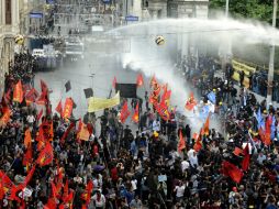 Policías utilizan un cañón de agua para dispersar a participantes de una manifestación por el accidente. EFE /