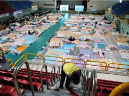 Familiares aguardan en un gimnasio por información sobre las víctimas del accidente. AFP /