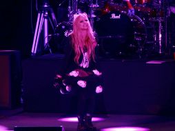 La rubia cantante saltó a la tarima del Telmex ataviada como una gatita para interpretar el tema 'Hello Kitti'.  /