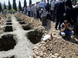 Familiares lloran la muerte de las víctimas de la explosión de una mina. Hasta ahora se reportan 282 muertos. EFE /