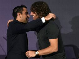 Sus compañeros externaron agradecimiento al histórico central, aquí, con Xavi. AFP /