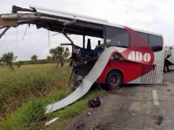 Aspecto del autobús luego del choque con la pipa cargada con combustible. TOMADA DE @VeraAlexandro  /