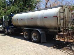 La pipa transportaba 20 mil litros de combustible robado. ESPECIAL /