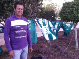 Mayolo busca vender sus playeras a una cuadra del Estadio León, el día de la final.  /