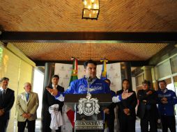 El Gobernador Aristóteles Sandoval apuntó los nuevos transportes que se esperan cerca de el estadio de Atletismo .  /