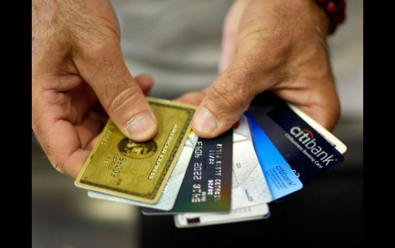 Para elegir una tarjeta es necesario comparar las tasas de interés, pero sobre todo el CAT. ARCHIVO /
