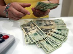 El tipo de cambio para solventar obligaciones en moneda extranjera pagaderas es de 12.9755 pesos. ARCHIVO /