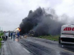 Un autobús ADO chocó contra una pipa en la tarde del jueves donde murieron 10 personas, en Tabasco. Foto: @ntzc. ESPECIAL /