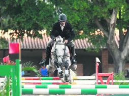 Carlos Pérez conquistó ayer la primera posición en la prueba a 1.30 metros a lomos de ''Chabal''.  /