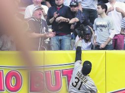 José Tábata, jardinero de Pittsburgh, salta para tratar de robar el batazo conectado por Mark Teixeira, pero que terminó por ser jonrón AP /