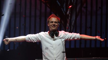 'Muchas gracias son maravillosos', expresó el DJ antes de retirarse del escenario. NTX /