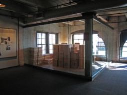 Una recreación exacta del punto, compuesto por cajas de cartón que sirvieron de apoyo al francotirador. FOTO: jfk.org. ESPECIAL /