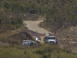 Pipas y camiones sin rótulos, identificaciones de Pemex o alguna otra empresa entran y salen del poblado de la Villita en Tala.  /