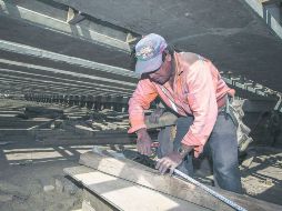 El Presidente Enrique Peña Nieto afirmó que en abril el IMSS registró un alza de 3% en la creación de empleos formales.  /