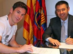 Lio estuvo acompañado del presidente del club, Josep Maria Bartomeu. Twitter: @FCBarcelona_ES. ESPECIAL /
