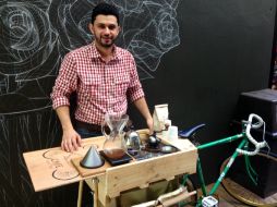 Daniel Rivera busca atraer a clientes y turistas a la industria cafetalera y a la labor de un barista. EFE /