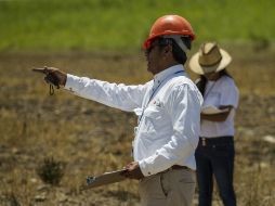 Personal de la Profepa realiza una evaluación de la zona donde ocurrió la fuga de combustible.  /