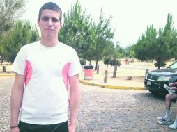 Emilio García acostumbra correr para fortalecer su cuerpo para el voleibol.  /