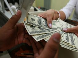 Banxico infoma que el tipo de cambio para solventar obligaciones en moneda extranjera pagaderas en el país es de 12.8944 pesos. ARCHIVO /