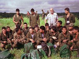 Fotografía tomada en 1997, posan varios integrantes de las FARC con el negociador Father Gaetano Mazzoleni. ARCHIVO /