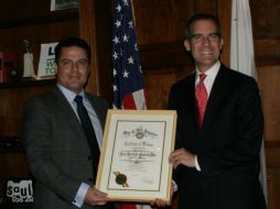 El gobernador de Jalisco junto al alcalde de Los Ángeles, Eric Garcetti. ESPECIAL /