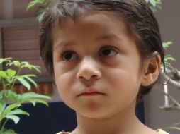 El menor es de piel clara, tiene el cabello castaño claro, ojos café oscuro y boca delgada. ESPECIAL /