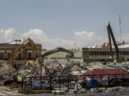 Continúa la demolición y limpieza del mercado Corona.  /