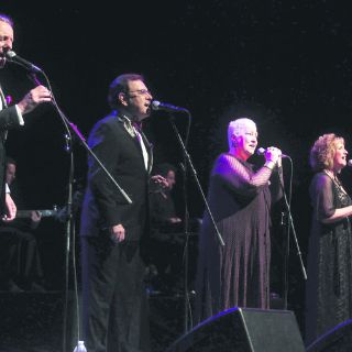 Mocedades estremece con sus canciones y recuerdos