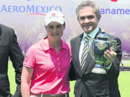Lorena Ochoa entregó al jefe de Gobierno del D.F., Miguel Ángel Mancera, una réplica a escala del trofeo del Lorena Ochoa Invitational. MEXSPORT /
