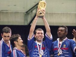 Aquí, una postal del equipo francés, campeón mundial en 1998. ESPECIAL /
