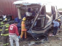 La autopista permanece cerrada, se espera que la circulación se reanude una vez  terminado las labores de peritaje. Foto:@gobmichoacan. ESPECIAL /