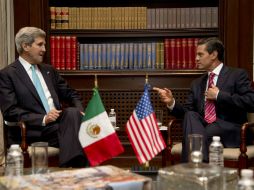 Kerry (i) y Peña Nieto (d) se reúnen en la residencia oficial de Los Pinos. AP /