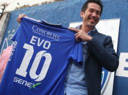 Los directivos ya tienen incluso la playera que Morales vestirá en su debut en la liga. EFE /