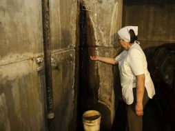 El agua de la fuga en el mercado Mexicaltzingo se vierte a la red del SIAPA. ARCHIVO /