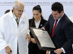 El mandatario entregó el reconocimiento al titular del Instituto Jalisciense de Ciencias Forenses. ESPECIAL /