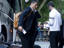 El delantero Cristiano Ronaldo a su llegada hoy junto al resto del equipo a su hotel en Lisboa. EFE /