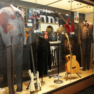 Pepe Aguilar inaugura muestra en Museo del Grammy