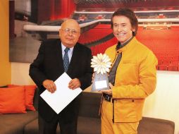 El Auditorio Nacional ofrece la 'Dalia de Plata' al cantante español. NTX /