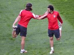 El brasileño Filipe Luis (izq) y el portugués Tiago Mendes (der), ambos del ''Atleti'', durante entrenamiento. AFP /