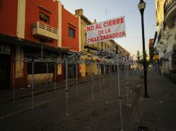 Desde ayer se comenzaron a instalar toldos en la calle Zaragoza para reubicar a comerciantes del Mercado Corona. ARCHIVO /