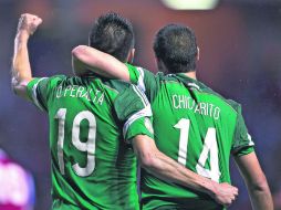 Oribe Peralta y Javier Hernández se perfilan como la dupla titular en el ataque de México para Brasil 2014. MEXSPORT /